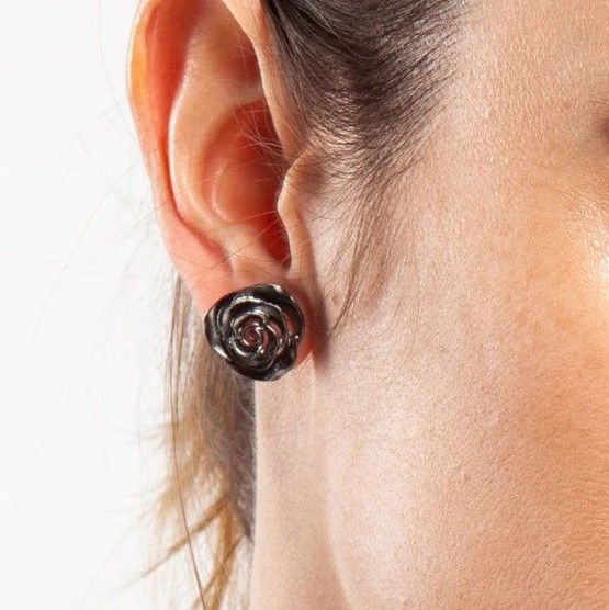 PENDIENTES PEQUEÑOS ROSA DE PLATA CON RODIO NEGRO