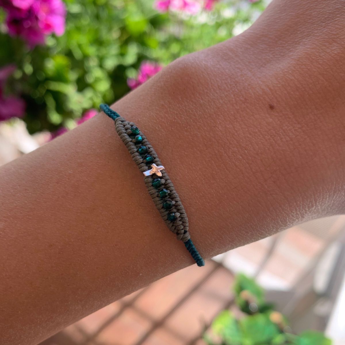 BRACELET LOOM AVEC AGATE VERTE ET CROIX D'ARGENT