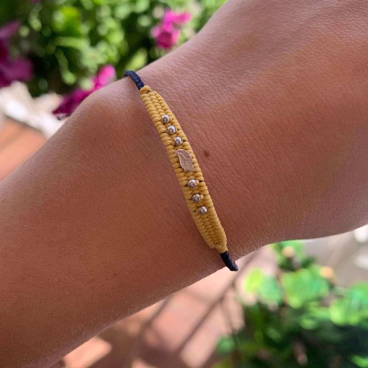 BRACELET LOOM JAUNE AVEC FEUILLE D'ARGENT
