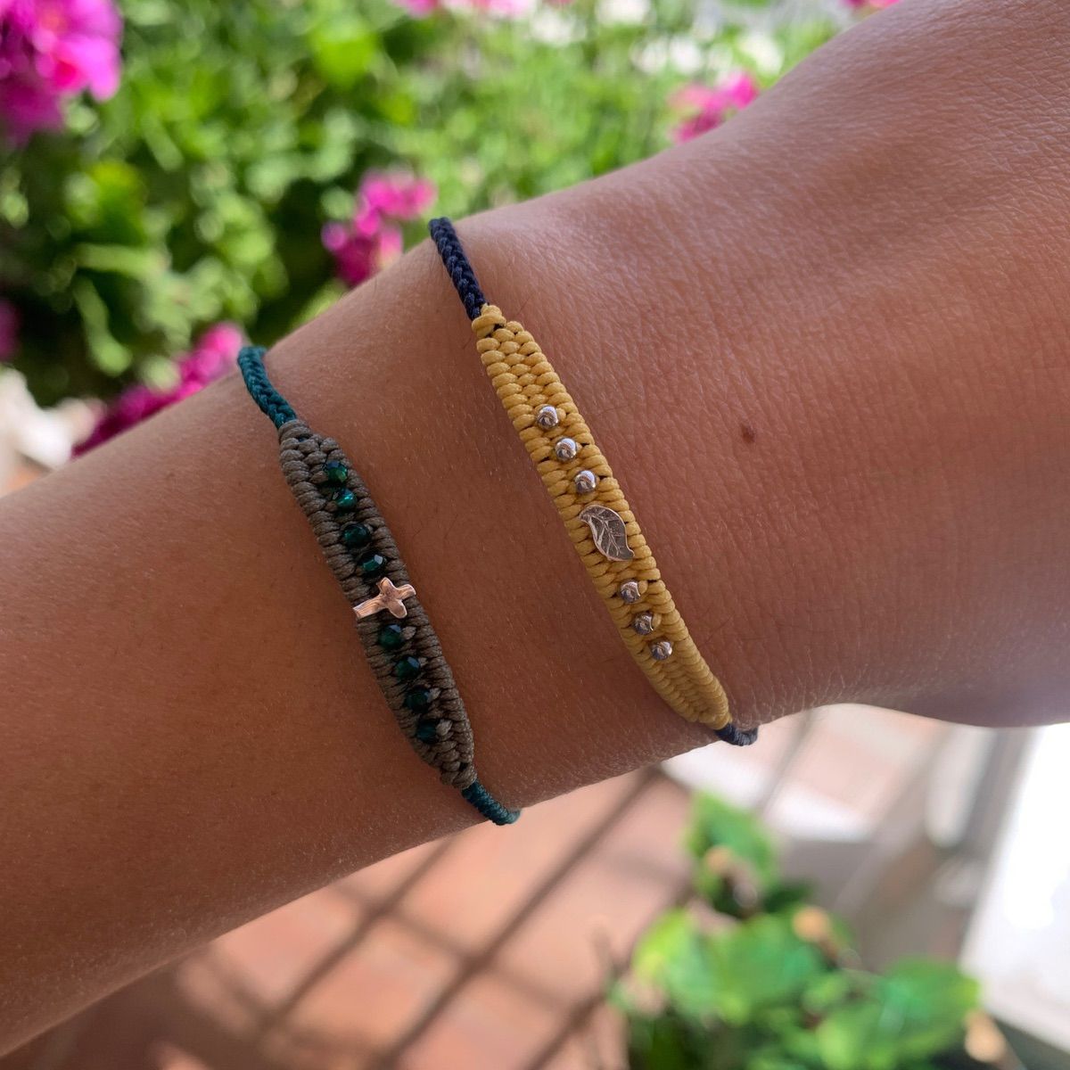 BRACELET LOOM JAUNE AVEC FEUILLE D'ARGENT