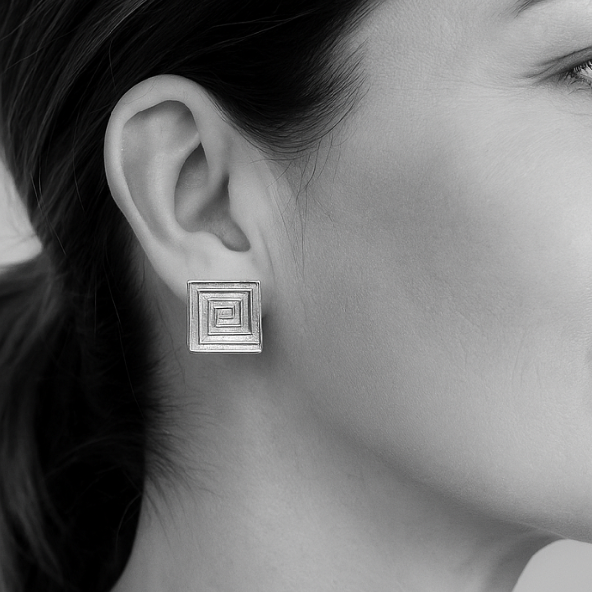 OMEGA SQUARE GRECA EARRINGS