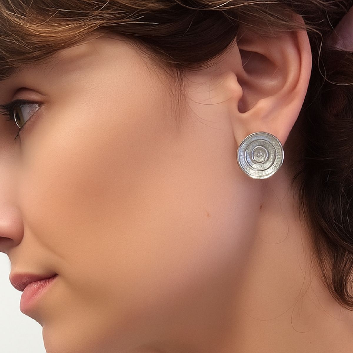 ROUND OMEGA GRECA EARRINGS