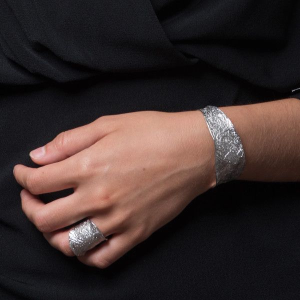 POLSERA RIGIDA RUGOSA DE PLATA