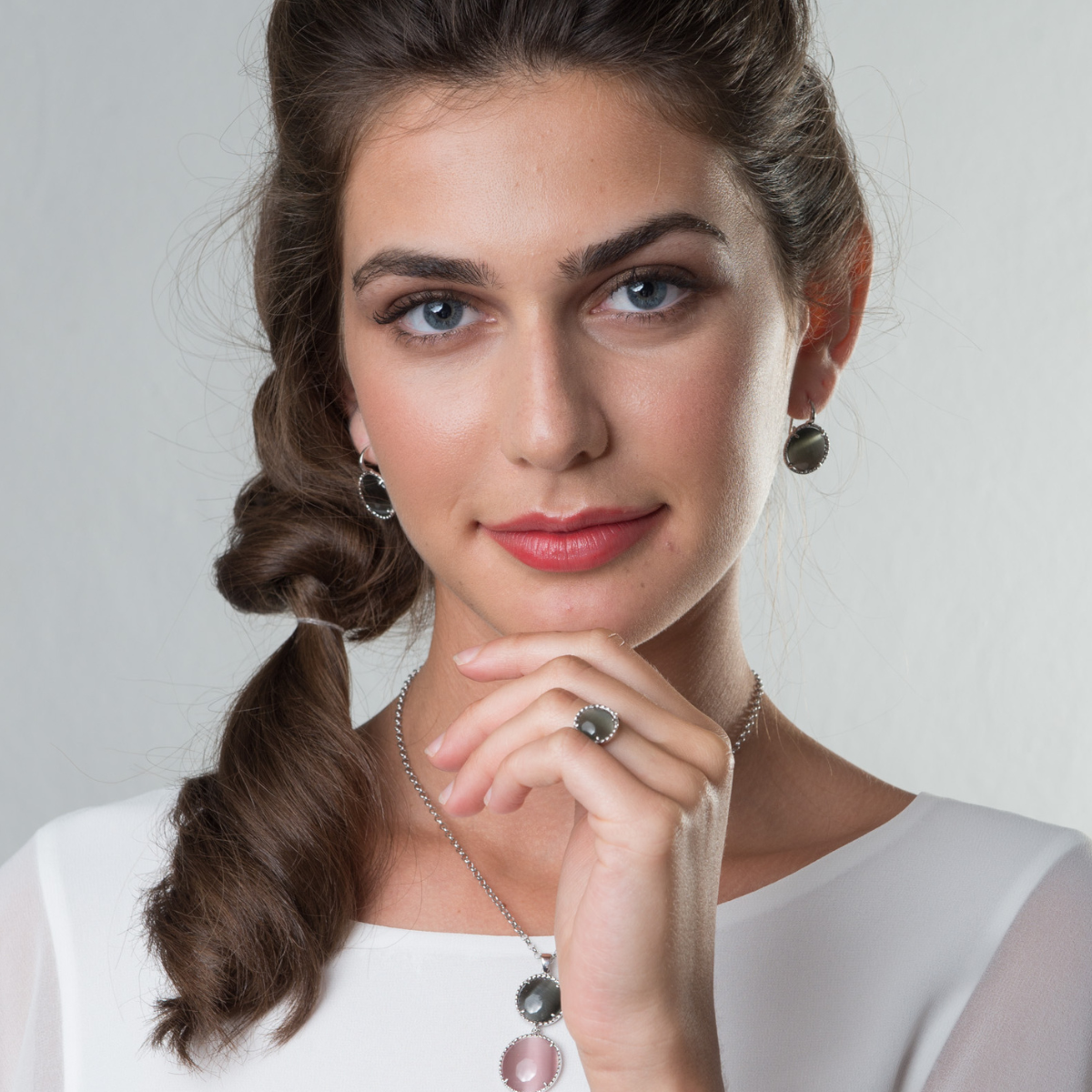 GRANDES BOUCLES D'OREILLES CROCHET GRIS DOUX