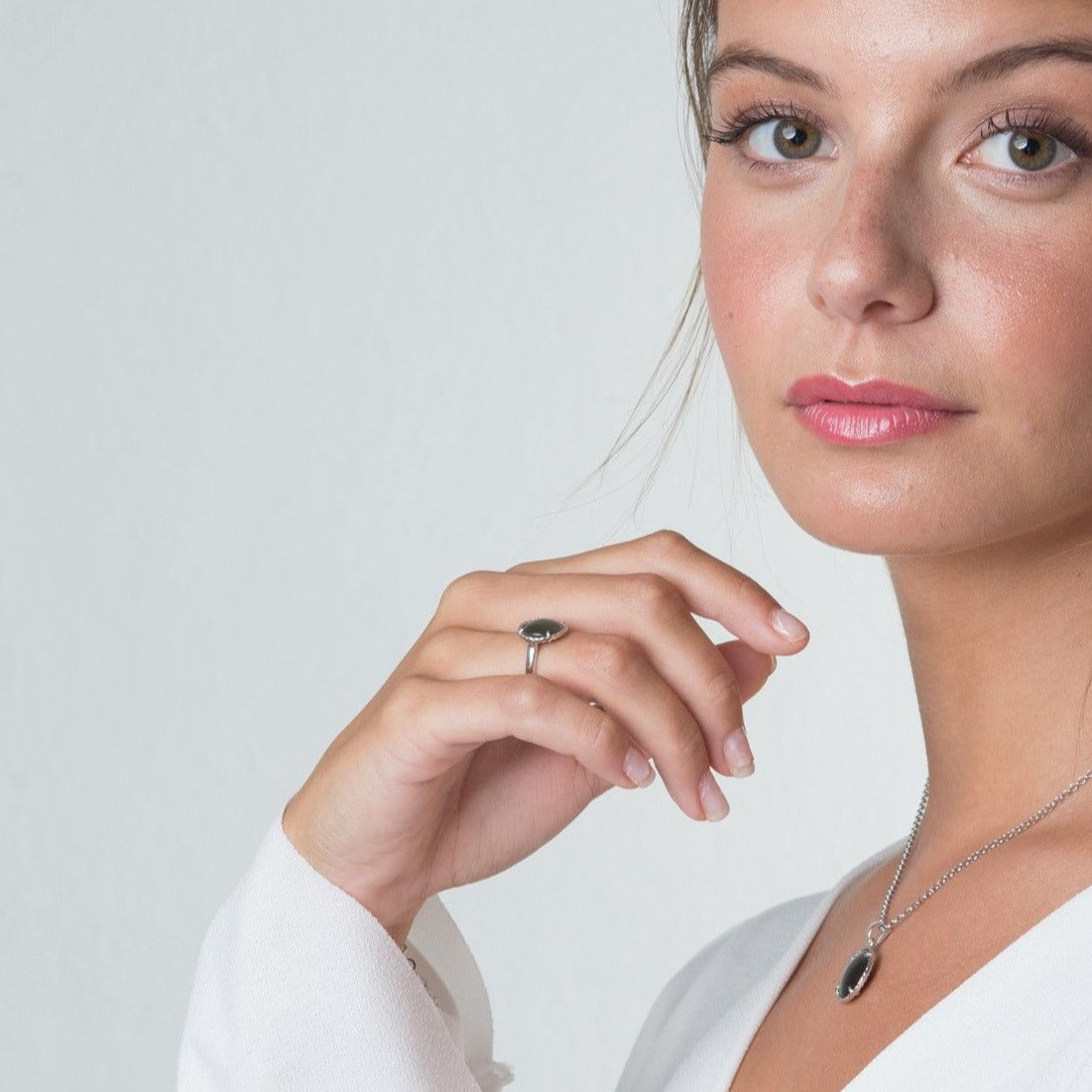 PETITE BAGUE GRIS DOUX