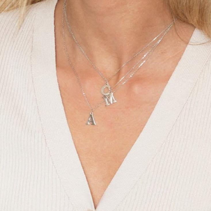 COLLAR PLATA LETRA M