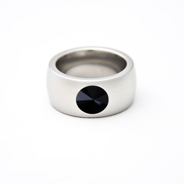 BAGUE EN ACIER LARGE AVEC SWAROVSKI NOIR