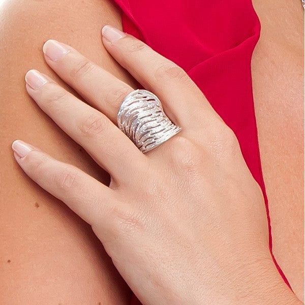 BAGUE COUVERTE DE DIAMANTS ET CHEVRONNAGE