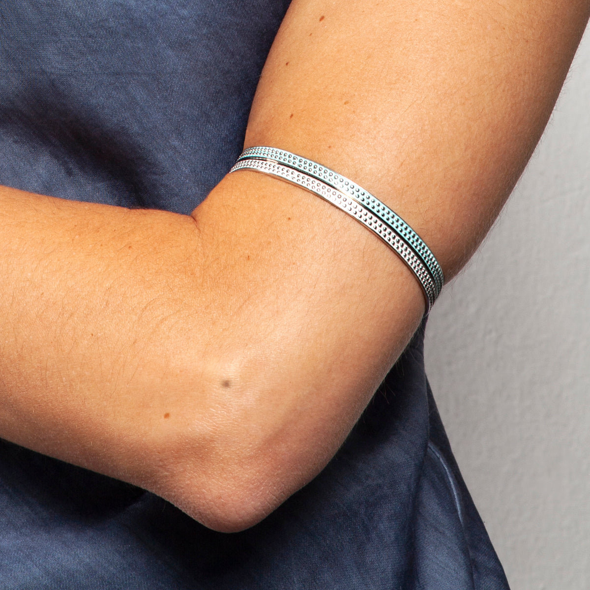 PULSERA KARAMEL ESMALTADA AZUL CLARO