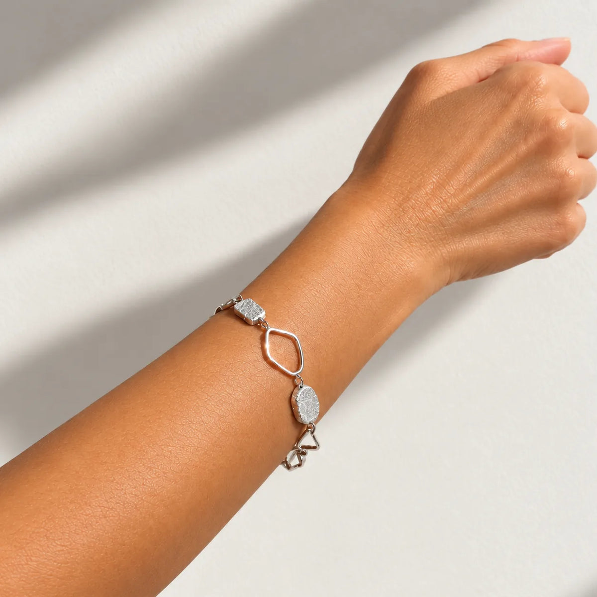 PULSERA GEA CIRCULOS Y PIEZAS DESIGUALES