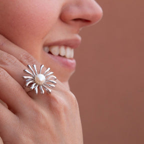 ANEMONE RING WITH PEARL